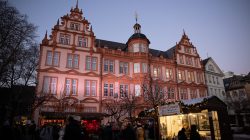 Mainz Weihnachtsmarkt Dezember 2023 Historisches Gebäude in Mainz bei Sonnenuntergang auf einem Weihnachtsmarkt