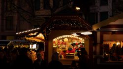 Mainz Weihnachtsmarkt Dezember 2023 Weihnachtsmarktstand bei Nacht mit beleuchteter Dekoration