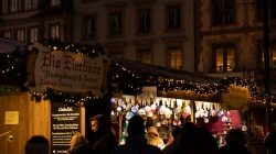 Mainz Weihnachtsmarkt Dezember 2023 Weihnachtsmarktstand mit beleuchteten Dekorationen und Menschen in der Dämmerung