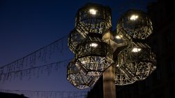 Mainz Weihnachtsmarkt Dezember 2023 Moderne Straßenlaterne bei Nacht mit geometrischem Design in städtischer Umgebung