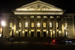 München Fotografie Aloys Peter Trenz Architektur Beleuchtetes klassisches Gebäude bei Nacht mit Autoverkehr Bayerische Staatsoper