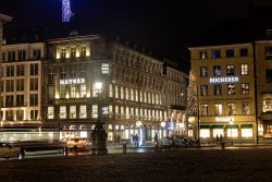 München Fotografie Aloys Peter Trenz Architektur Nachtansicht der Einkaufsstraße in München mit beleuchteten Geschäften
