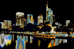 Nachtfotografie Light Painting Frankfurt Beleuchtete Skyline von Frankfurt bei Nacht mit Spiegelung im Main