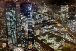 Nachtfotografie Light Painting Frankfurt Frankfurts Skyline bei Nacht mit beleuchteten Wolkenkratzern
