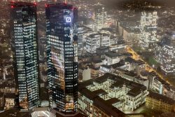 Nachtfotografie Light Painting Frankfurt Frankfurter Skyline bei Nacht mit beleuchteten Hochhäusern