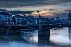 Nachtfotografie Light Painting Frankfurt Abendstimmung in Frankfurt mit Brücke und Skyline