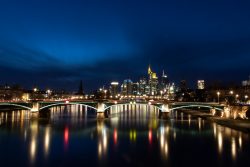 Nachtfotografie Light Painting Frankfurt Frankfurt Skyline bei Nacht über beleuchtetem Fluss