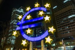 Nachtfotografie Light Painting Frankfurt Symbol der Europäischen Zentralbank vor Wolkenkratzern