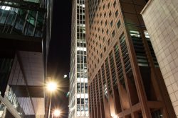 Nachtfotografie Light Painting Frankfurt Nächtliche Stadtaufnahme mit beleuchteten Wolkenkratzern