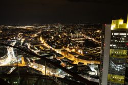 Nachtfotografie Light Painting Frankfurt Nachtsicht auf beleuchtete moderne Stadt mit hohen Gebäuden