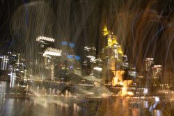 Nachtfotografie Light Painting Frankfurt Kreatives Lichtspiel einer Stadt bei Nacht mit verschwommenen Gebäuden