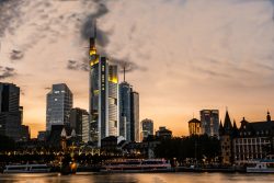 Nachtfotografie Light Painting Frankfurt Frankfurter Skyline bei Sonnenuntergang mit Banken und Altstadt