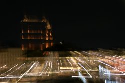 Nachtfotografie Light Painting Frankfurt Langzeitbelichtung einer beleuchteten Brücke bei Nacht in einer Stadt