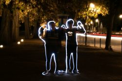 Nachtfotografie Light Painting Frankfurt Lichtmalerei von zwei Personen in nächtlichem Park