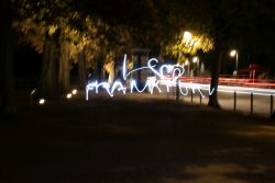 Nachtfotografie Light Painting Frankfurt Langzeitbelichtung Schriftzug Ich liebe Frankfurt im nächtlichen Park