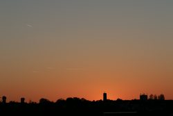 Nachtfotografie Light Painting Frankfurt Sonnenuntergang mit Silhouetten von Bäumen und Gebäuden