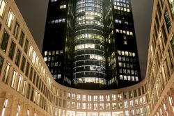 Nachtfotografie Light Painting Frankfurt Beleuchtetes modernes Bürogebäude bei Nacht mit ovalem Innenhof