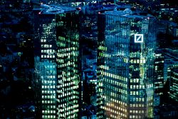 Nachtfotografie Light Painting Frankfurt Zwei beleuchtete Wolkenkratzer in Frankfurt bei Nacht