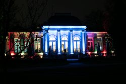 Palmengarten Frankfurt Winterlichter Januar 2022 Beleuchtetes Gebäude bei Nacht mit bunten Lichtern