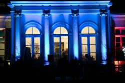 Palmengarten Frankfurt Winterlichter Januar 2022 Historisches Gebäude, nachts mit blauem Licht beleuchtet