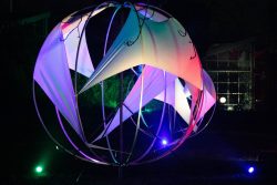 Palmengarten Frankfurt Winterlichter Januar 2022 Beleuchtete Skulptur bei Nacht mit geometrischen Formen und buntem Licht