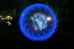 Palmengarten Frankfurt Winterlichter Januar 2022 Kunstinstallation mit leuchtenden Lichtern im nächtlichen Garten