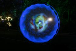 Palmengarten Frankfurt Winterlichter Januar 2022 Bunte Lichtinstallation in einem nächtlichen Garten