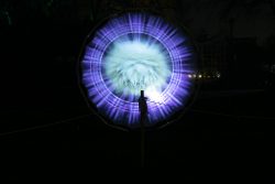 Palmengarten Frankfurt Winterlichter Januar 2022 Psychedelisches Kunstwerk mit leuchtendem Kreis und Lichtstrahlen