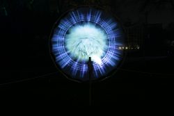 Palmengarten Frankfurt Winterlichter Januar 2022 Leuchtendes Kunstwerk mit blau-violett strahlendem Kreis in nächtlicher Ausstellung