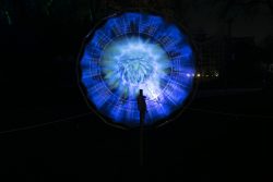 Palmengarten Frankfurt Winterlichter Januar 2022 Leuchtende, strahlenförmige Lichtinstallation in der Nacht