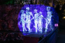 Palmengarten Frankfurt Winterlichter Januar 2022 Kunstinstallation mit holografischen blauen Figuren auf Fels