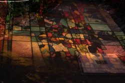 Palmengarten Frankfurt Winterlichter Januar 2022 Buntes Lichtmuster durch Kirchenfenster auf Gehweg