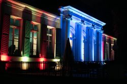 Palmengarten Frankfurt Winterlichter Januar 2022 Gebäude mit bunter Nachtbeleuchtung, rot, grün, blau im Freien