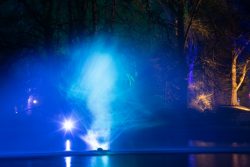 Palmengarten Frankfurt Winterlichter Januar 2022 Beleuchteter Brunnen im nächtlichen Park mit blauem Licht