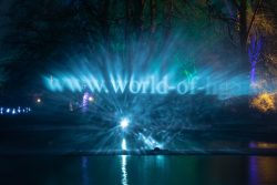 Palmengarten Frankfurt Winterlichter Januar 2022 Wasserlichtshow mit Projektion auf Springbrunnen im nächtlichen Park