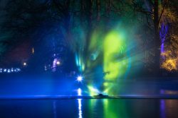Palmengarten Frankfurt Winterlichter Januar 2022 Mystische Lichtprojektion eines Gesichts im nächtlichen Park