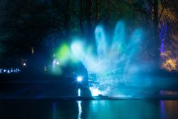 Palmengarten Frankfurt Winterlichter Januar 2022 Leuchtende Handprojektion auf Wasser bei Nacht im Park