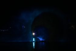 Palmengarten Frankfurt Winterlichter Januar 2022 Nachtaufnahmen eines mystischen Lichtspiels über einem dunklen Wasser