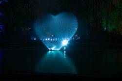 Palmengarten Frankfurt Winterlichter Januar 2022 Herzförmige Lichtprojektion auf einem Teich bei Nacht