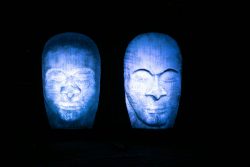 Palmengarten Frankfurt Winterlichter Januar 2022 Zwei leuchtende Gesichter in der Dunkelheit bei nächtlicher Kunstinstallation