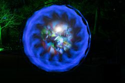 Palmengarten Frankfurt Winterlichter Januar 2022 Leuchtende, kreisförmige Lichtinstallation im dunklen Park