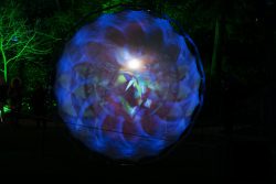 Palmengarten Frankfurt Winterlichter Januar 2022 Beleuchtete Kunstinstallation aus hellen Farben in einem dunklen Wald