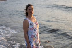 Portraitfotografie Fotoshooting Strand Helgoland August 2024 Frau im Sommerkleid steht am Strand bei Sonnenuntergang