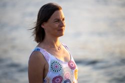 Portraitfotografie Fotoshooting Strand Helgoland August 2024 Frau am Strand bei Sonnenuntergang in einem bunten Kleid