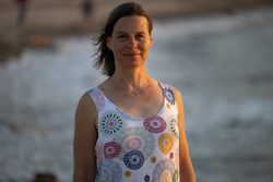 Portraitfotografie Fotoshooting Strand Helgoland August 2024 Frau am Strand bei Sonnenuntergang in buntem Kleid