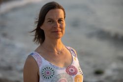 Portraitfotografie Fotoshooting Strand Helgoland August 2024 Frau im Sommerkleid am Strand bei Sonnenuntergang