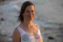 Portraitfotografie Fotoshooting Strand Helgoland August 2024 Frau am Strand in bunter Kleidung bei Sonnenuntergang