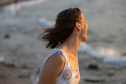 Portraitfotografie Fotoshooting Strand Helgoland August 2024 Frau am Strand bei Sonnenuntergang mit Wind im Haar