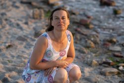 Portraitfotografie Fotoshooting Strand Helgoland August 2024 Frau in Sommerkleid am Strand bei Sonnenuntergang