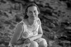 Portraitfotografie Fotoshooting Strand Helgoland August 2024 Porträt einer Frau am Strand in schwarz-weiß